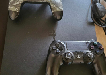 Play Station 4 + Ochelari VR + 3 controllere